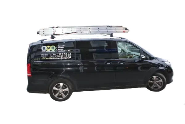 Schwarzer Lieferwagen mit Firmeninformationen und Kontaktdaten auf der Seite, ausgestattet mit einer Leiter auf dem Dachträger, im Einsatz in Ahrensburg für Markisenverkauf.