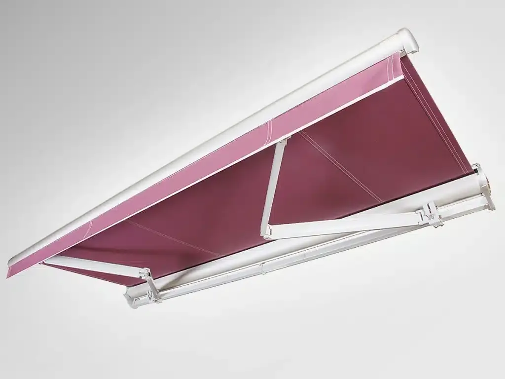 Einziehbare burgunderfarbene Markise mit weißem Rahmen auf grauem Hintergrund.