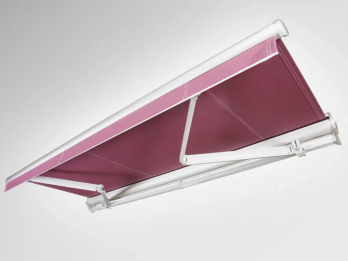 Einziehbare burgunderfarbene Markise mit weißem Rahmen auf grauem Hintergrund.