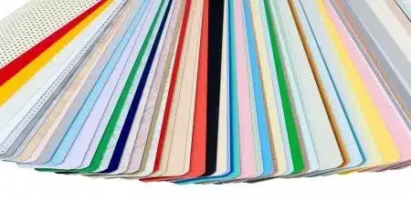 Eine Auswahl farbenfroher Papiermuster, die fächerförmig angeordnet sind.