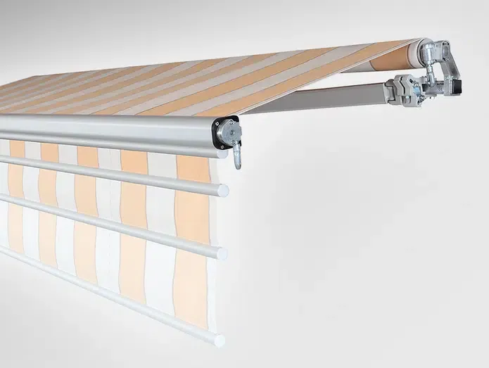 Einziehbare Markise mit teilweise ausgezogenem Streifenstoff vor grauem Hintergrund.